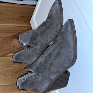 FLASH SALE Vince Camuto SALE lether ankle boots 6.5